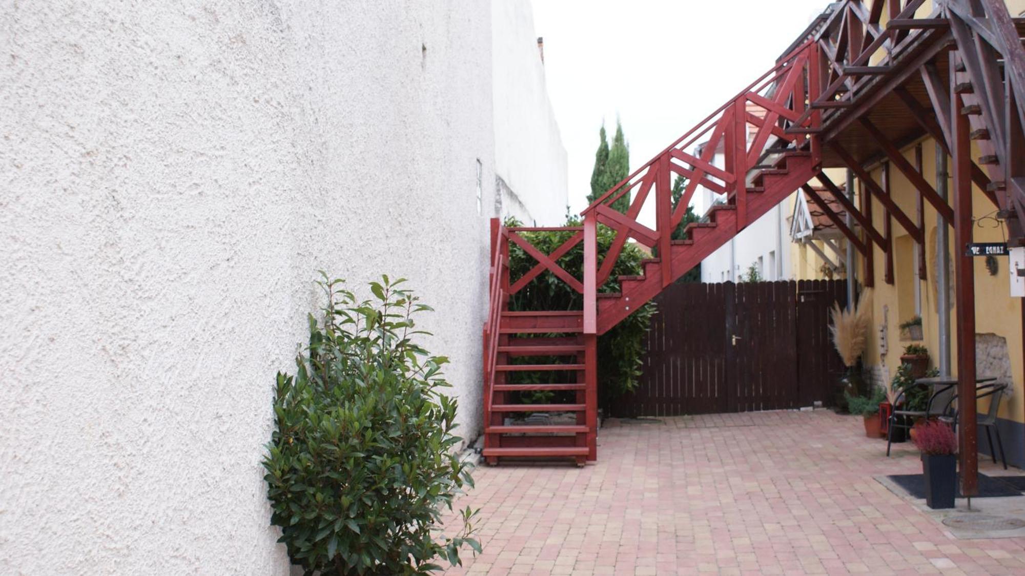 Takacs Vendeghaz 2 Apartment Sopron Bagian luar foto