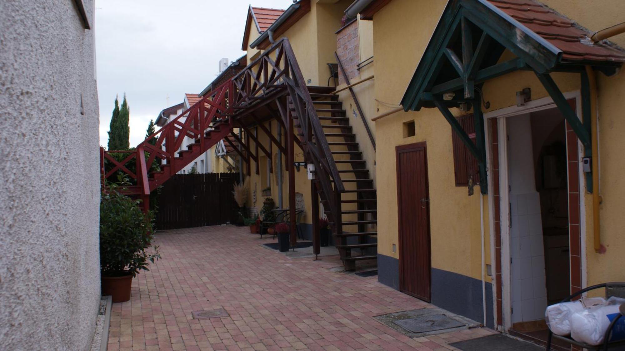 Takacs Vendeghaz 2 Apartment Sopron Bagian luar foto